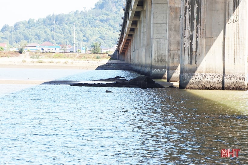 Der Auftragnehmer „vergaß“ Hunderte Tonnen „Müll“ aus Stein und Beton unter der Cua Nhuong-Brücke