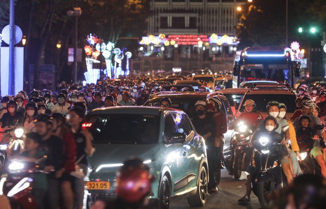 호치민시 크리스마스 이브에 미녀들이 아름다움을 뽐냈다 (사진 9)