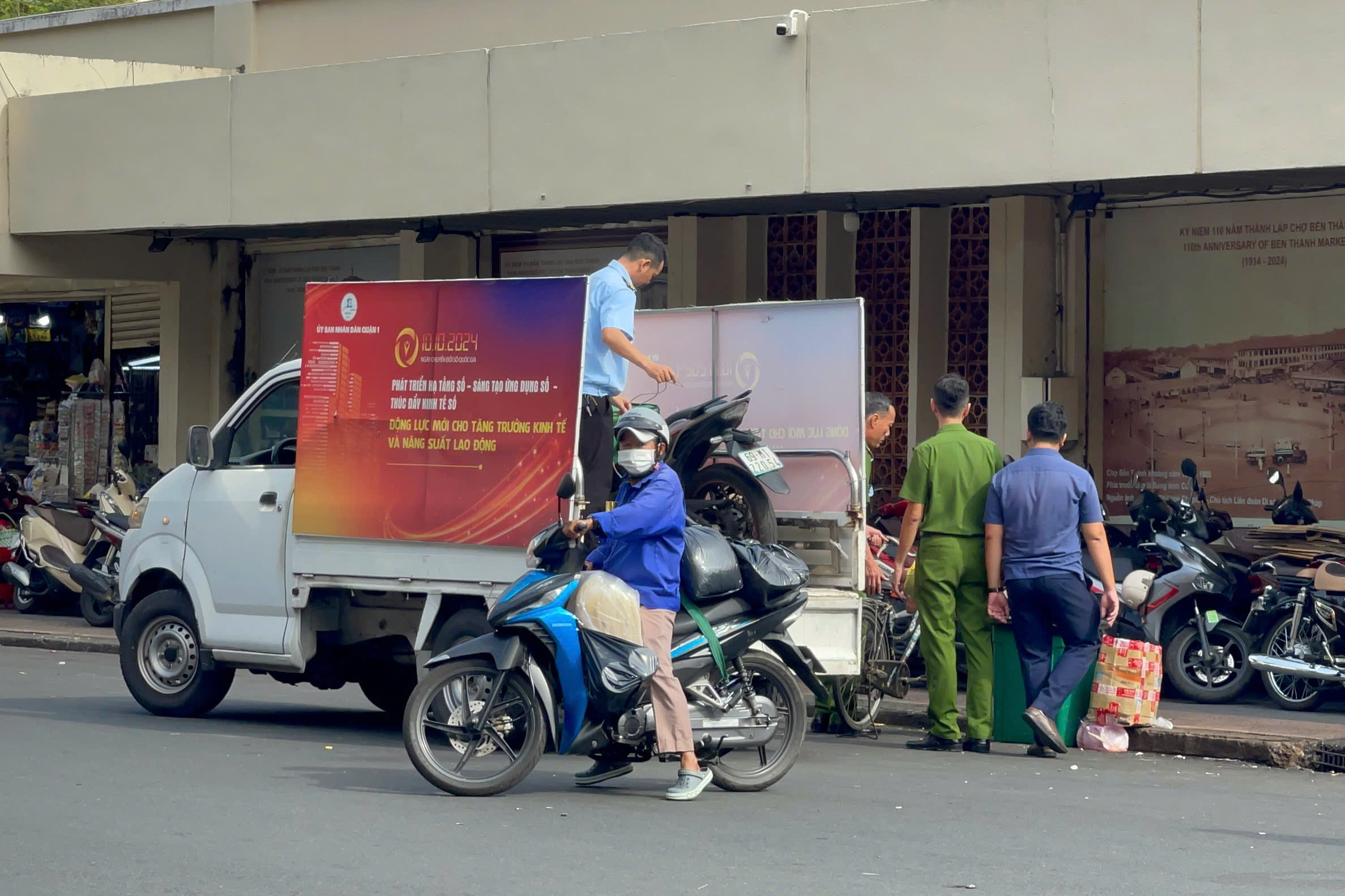 TP HCM: Công an đưa 4 người về trụ sở sau phản ánh của Báo Người Lao Động- Ảnh 2.