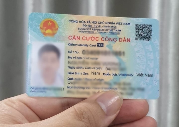 Công dân có căn cước công dân (chưa hết hạn sử dụng) có nhu cầu đổi sang thẻ căn cước thì chỉ cần mang theo căn cước công dân cũ đến cơ quan công an để làm thủ tục.