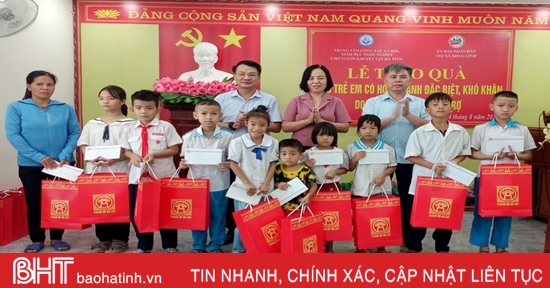 Übergabe von 150 Geschenken an benachteiligte Kinder in Ha Tinh