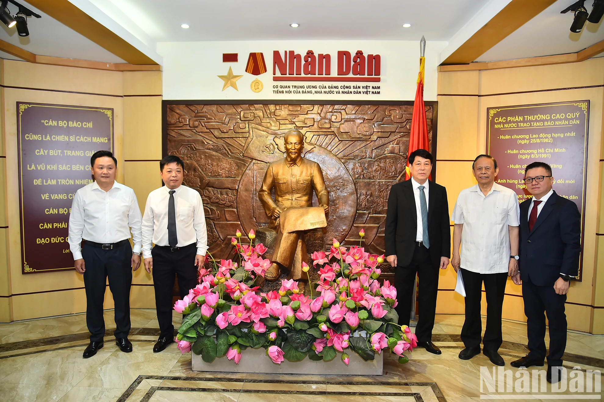 [Foto] El miembro permanente de la Secretaría, Luong Cuong, asiste a la ceremonia de apertura de la página de información especial y la exposición fotográfica sobre el Secretario General Nguyen Phu Trong. Foto 9