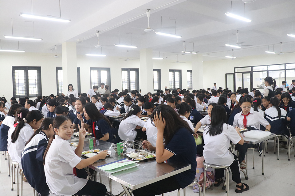 Gewährleistung der Lebensmittelsicherheit in der Kantine der Nguyen Thi Minh Khai Secondary School - Foto 1