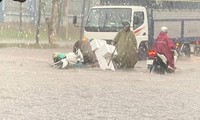 ビエンホア市では大雨により多くの家屋の屋根が吹き飛ばされ、道路が冠水した。