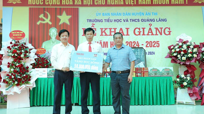 Báo Nhân Dân trao học bổng cho học sinh khó khăn