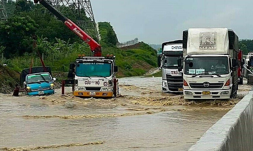 Cao tốc Dầu Giây - Phan Thiết ngập do 'chưa lường hết khi thiết kế cống'