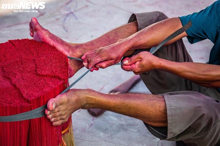 The 100-year-old incense village in Hanoi is bustling during Tet - 16