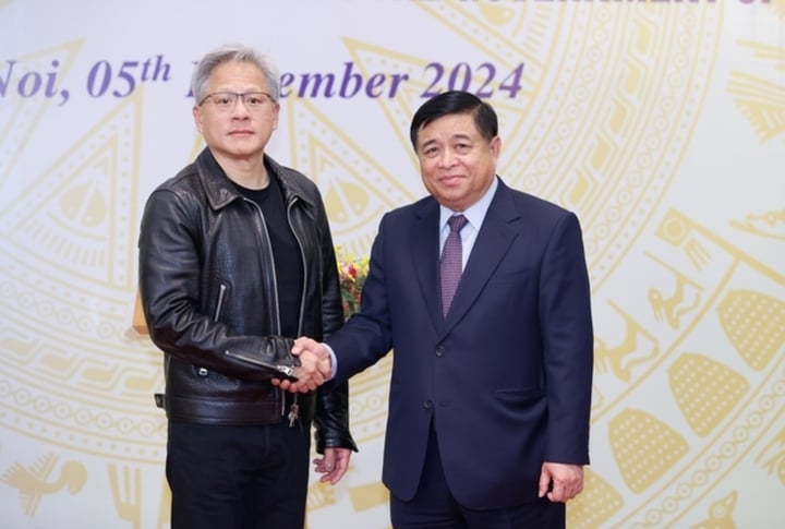 รัฐมนตรีว่าการกระทรวงการวางแผนและการลงทุน Nguyen Chi Dung และนาย Jensen Huang ผู้ก่อตั้งและซีอีโอของ NVIDIA Corporation ในงานแถลงข่าว (ภาพ: นัท บัค)