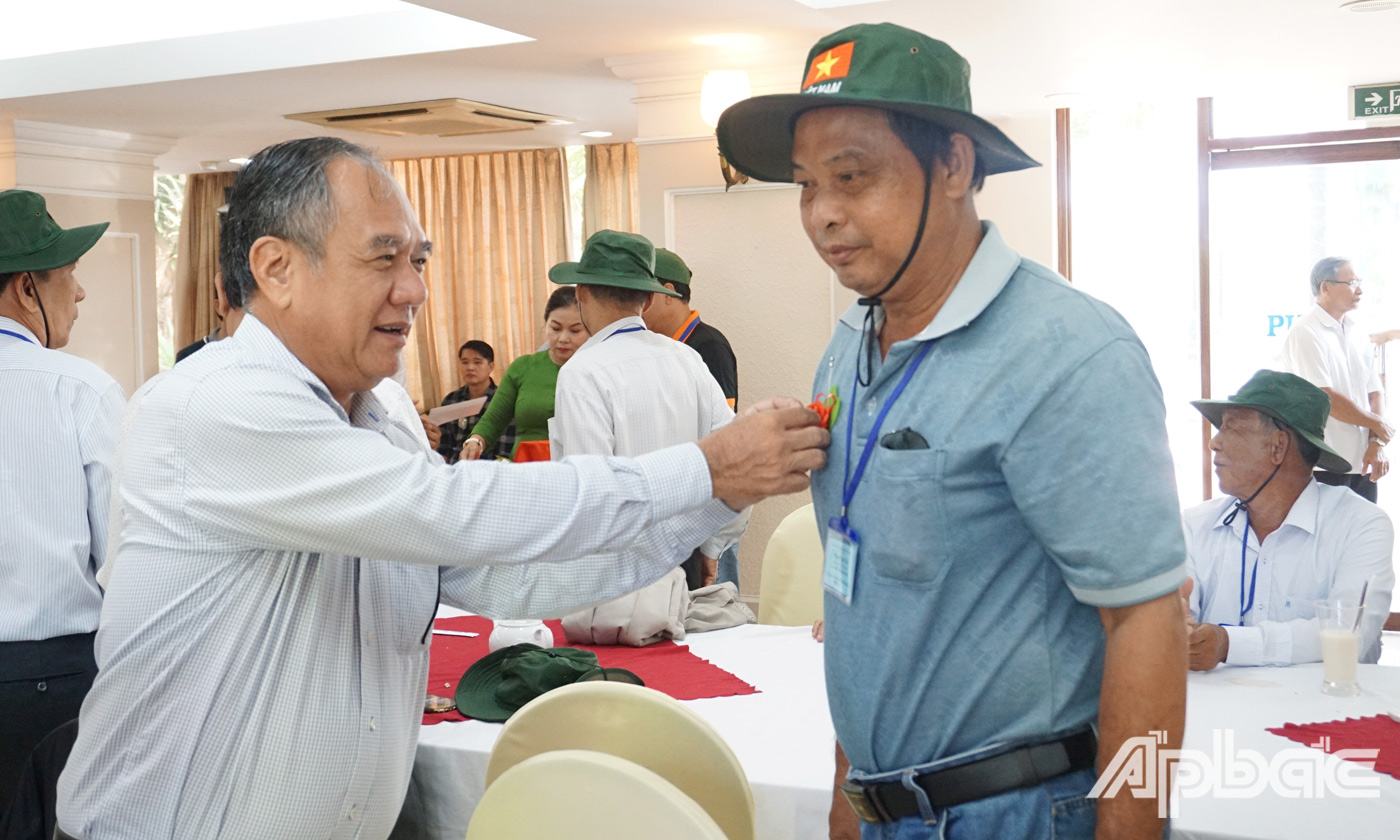 Leaders of the Provincial People's Committee and leaders of the Department of Labor, War Invalids and Social Affairs pinned flowers and presented gifts to meritorious people visiting Con Dao.