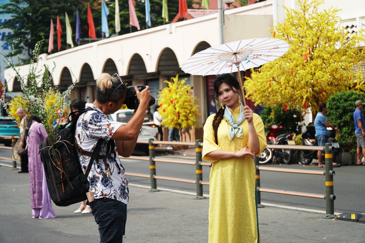 Young people in Tet ao dai 'check-in' at Ben Thanh market photo 5