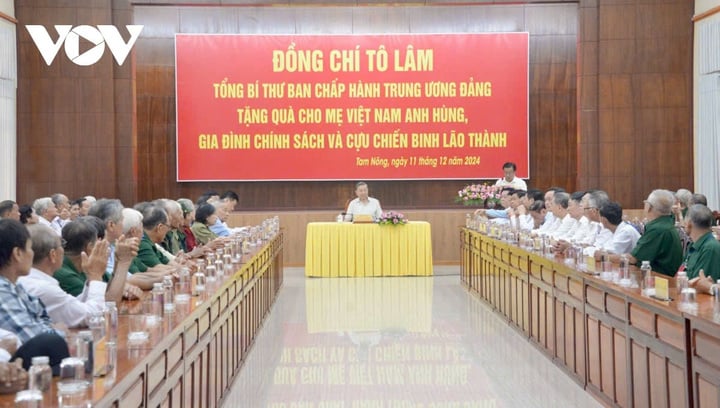 អគ្គលេខាបក្ស លោក To Lam បានទៅសួរសុខទុក្ខ និងប្រគល់អំណោយជូនដល់វីរជនមាតាវៀតណាម គ្រួសារដែលទទួលបានការអនុគ្រោះ និងយុទ្ធជនអតីតយុទ្ធជនគំរូនៅក្នុងខេត្ត។