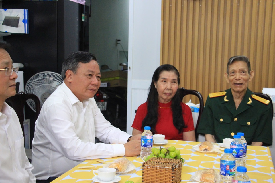 Deputy Secretary of Hanoi Party Committee Nguyen Van Phong visited Mr. Vu Quang Chiem and his wife.