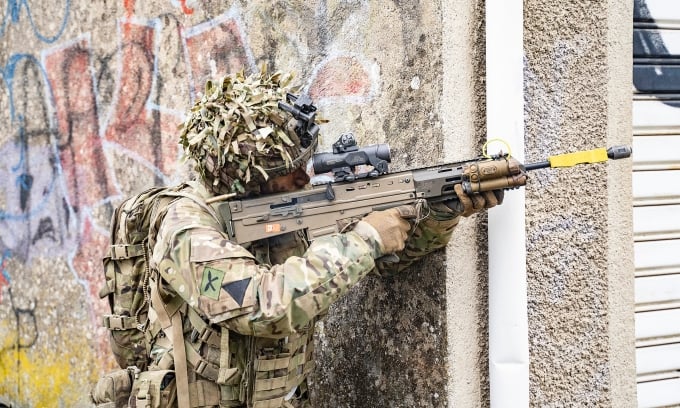 Soldados Gurkha del ejército británico durante un ejercicio militar en Cahors, Francia, en marzo de 2023. Foto: AFP