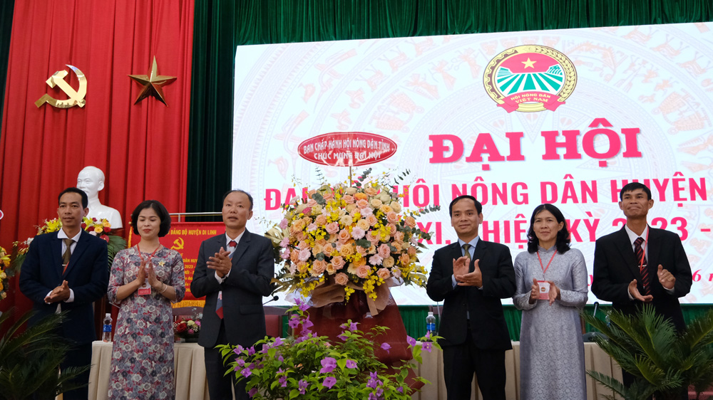 Comrade Da Cat Vinh - Chairman of Lam Dong Farmers' Association presented flowers to congratulate