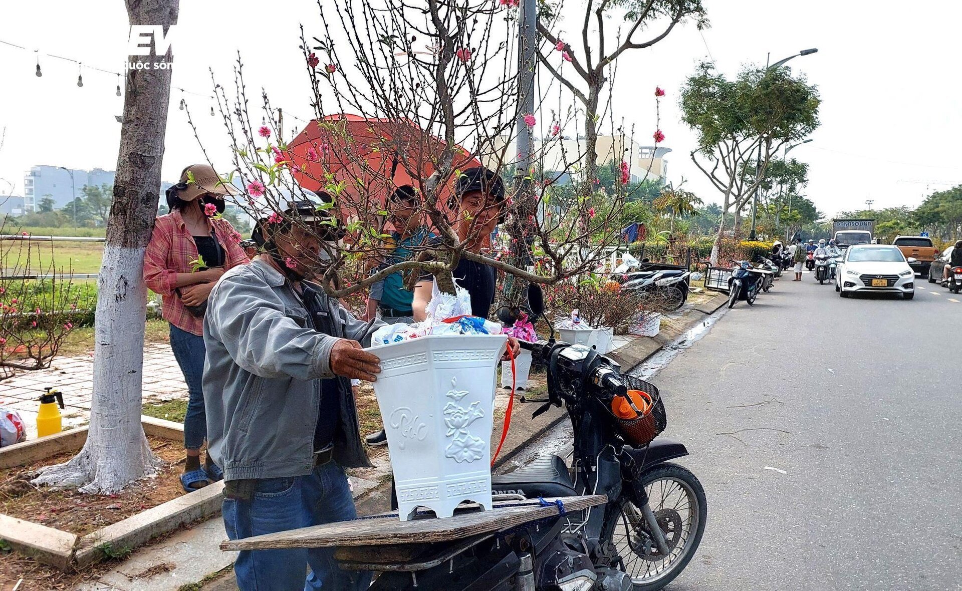 Transportando flores del Tet para ganar millones cada día, los conductores trabajan día y noche - 4