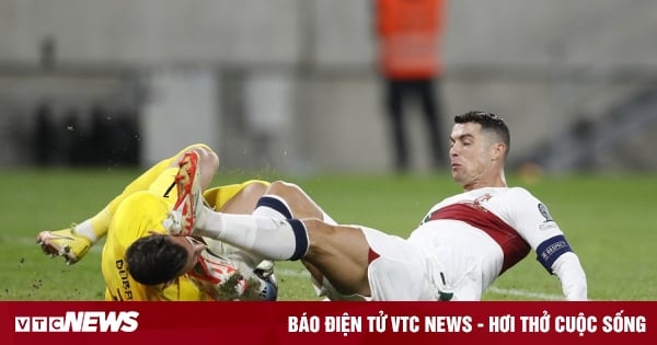 Ronaldo 'đạp' vào mặt đồng đội cũ