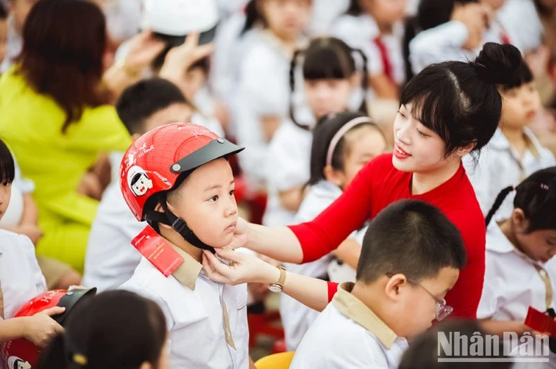 Donating more than 1.7 million helmets to first graders nationwide photo 4