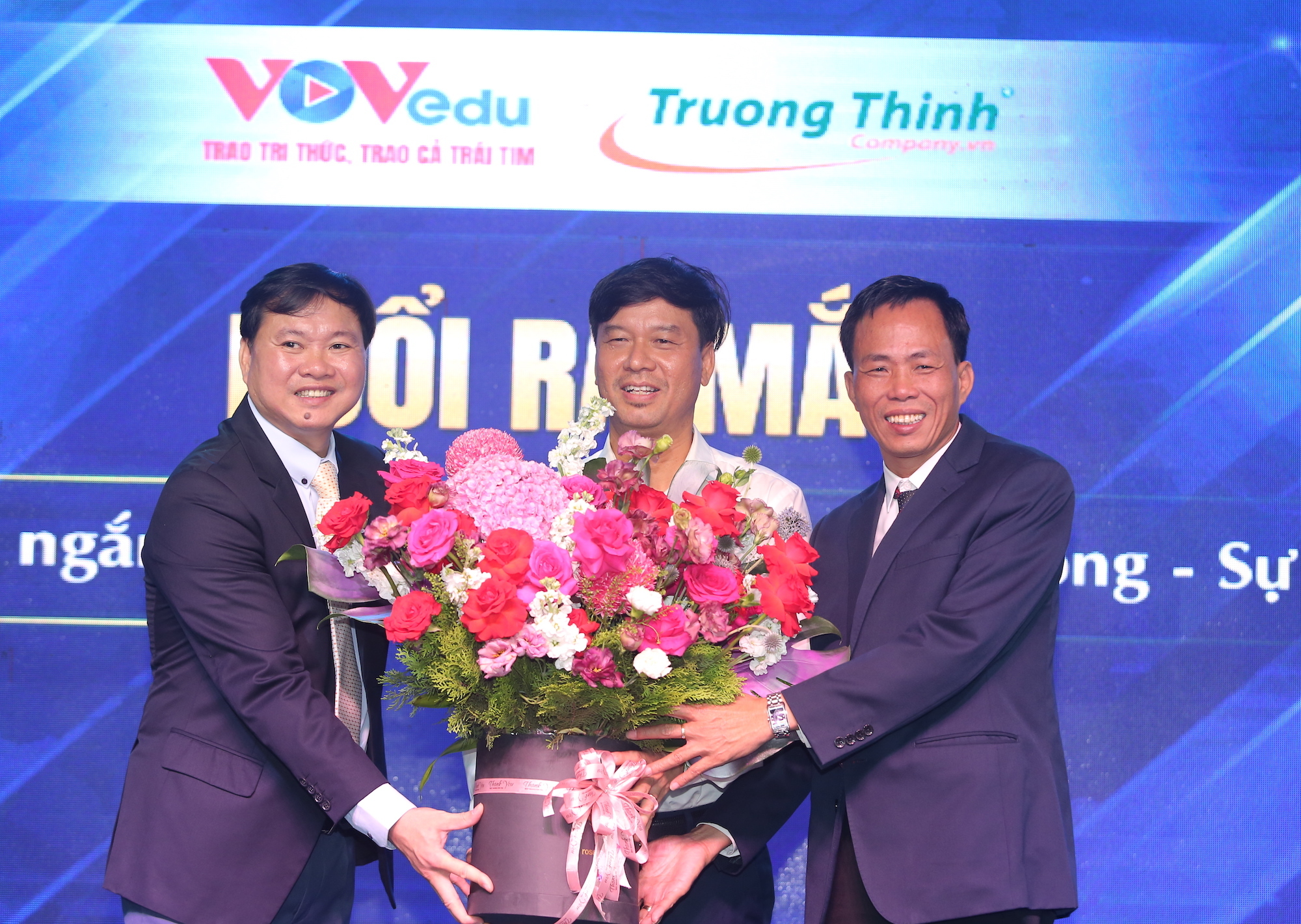 Mr. Ngo Minh Hien (middle), Deputy General Director of Voice of Vietnam Radio presented flowers to congratulate the two units.