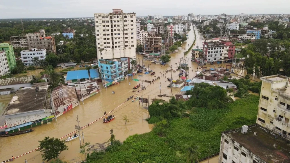 Một đường phố ngập lụt ở Đông Nam Bangladesh. Ảnh: CNN