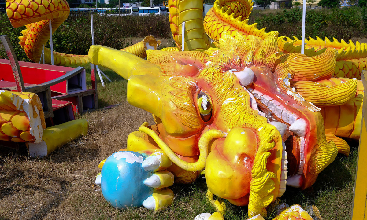 Dragon mascot lying around waiting to be made into a park