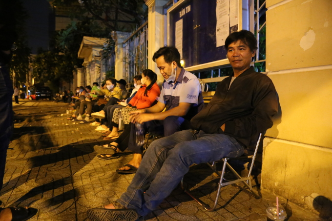 Des gens attendent de retirer leur assurance sociale à un moment donné dans le district de Hoc Mon, à Ho Chi Minh-Ville, en avril 2023. Photo: Dinh Van