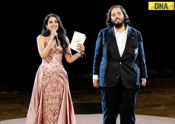 Anant Ambani và Radhika Merchant ở tiệc trước hôn lễ, cô dâu diện váy Versace. Ảnh: DNA