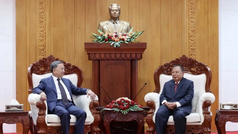 Presiden To Lam bertemu dengan bekas Setiausaha Agung Lao dan Presiden Bounnhang Vorachith. (Foto: Nhan Sang/VNA)