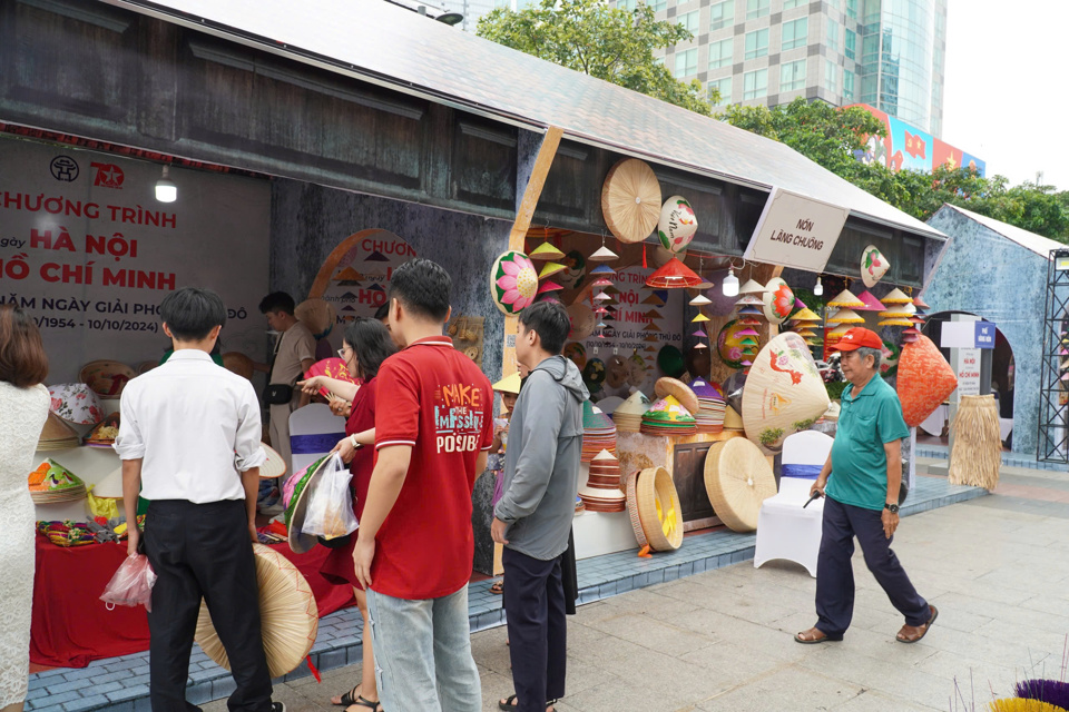 Đông đảo du khách tới thưởng lãm các sản phẩm đặc trưng của Hà Nội trước giờ khai mạc "Những ngày Hà Nội  tại TP Hồ Chí Minh".