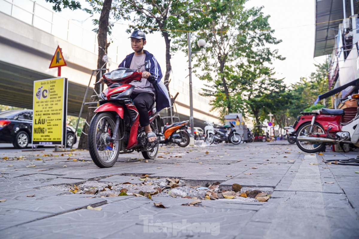 Many sidewalks in the center of the capital are 'ruined' and degraded photo 2