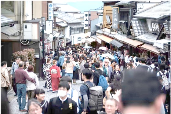 Tình trạng quá tải khách du lịch gần Đền Kiyomizu-dera. Ảnh: GETTY IMAGES ảnh 1