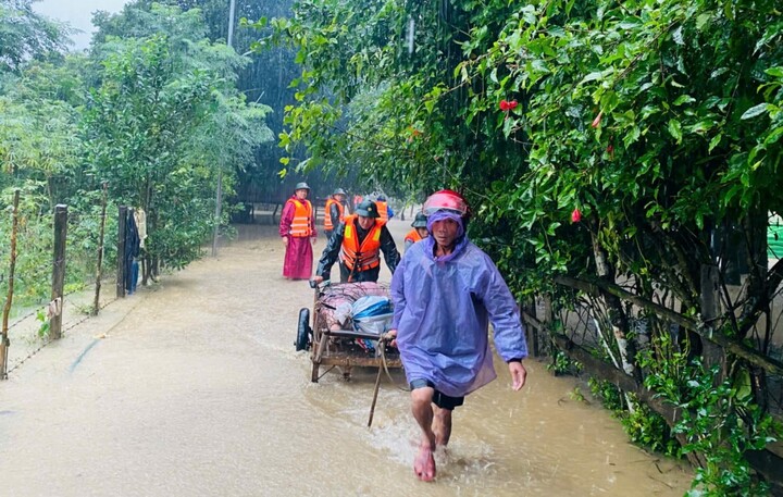 People in Le Thuy district evacuate their houses to avoid floods. (Photo: Contributor)