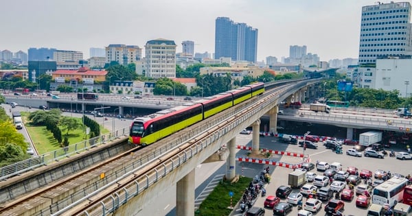 Vue d'en haut de la station de métro Nhon - Hanoi