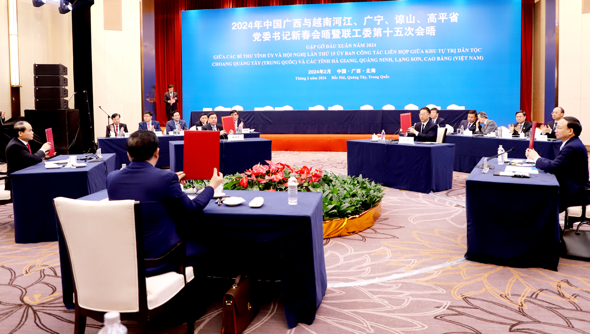 Reunión de principios de primavera entre los secretarios de los Comités provinciales del Partido de Ha Giang, Quang Ninh, Lang Son y Cao Bang (Vietnam) y el secretario del Comité del Partido de la Región Autónoma Zhuang de Guangxi (China) -0