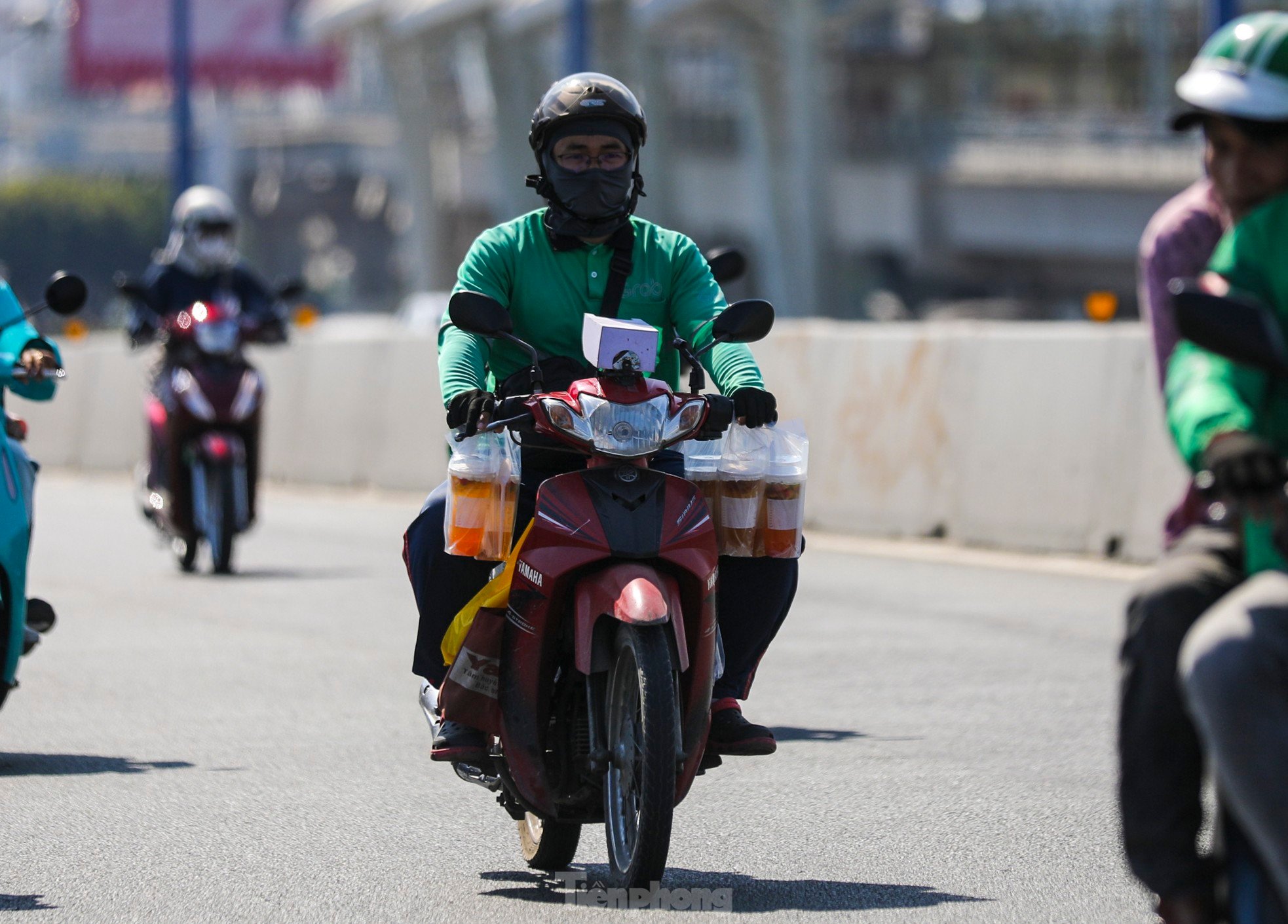 Ho Chi Minh City residents struggle under the heat of nearly 38 degrees Celsius photo 5