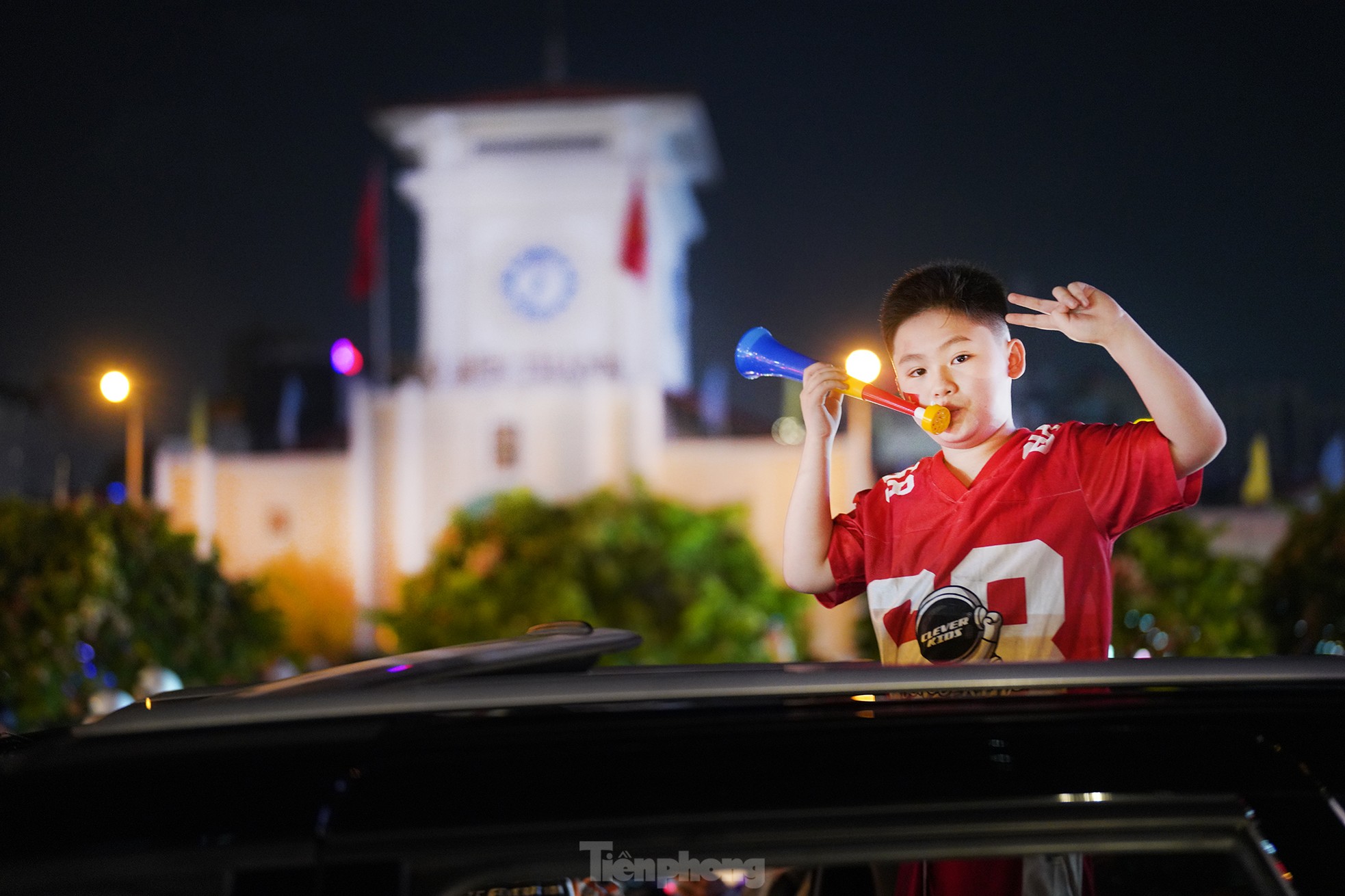 Ho Chi Minh City fans dye Ben Thanh market and central streets red photo 3