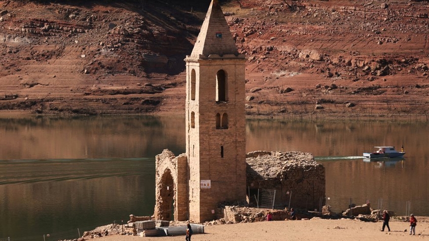 Ein Teil eines alten Dorfes an einem Stausee in Katalonien (Spanien) wurde freigelegt, als der See austrocknete. Foto: Reuters