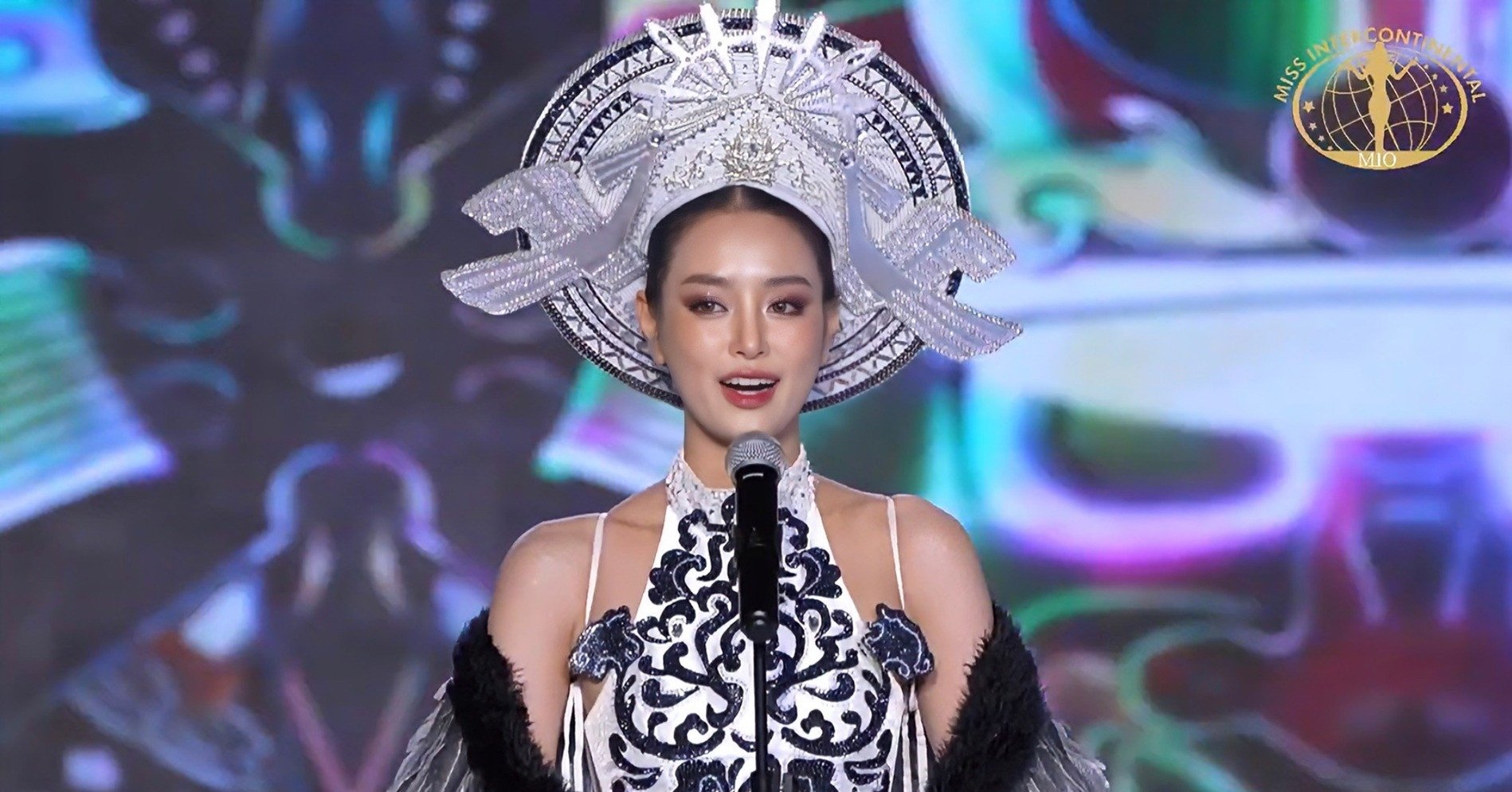 Zweitplatzierte Khanh Linh bekommt Gänsehaut, als sie bei der Wahl zur Miss Intercontinental im Nationalkostüm auftritt