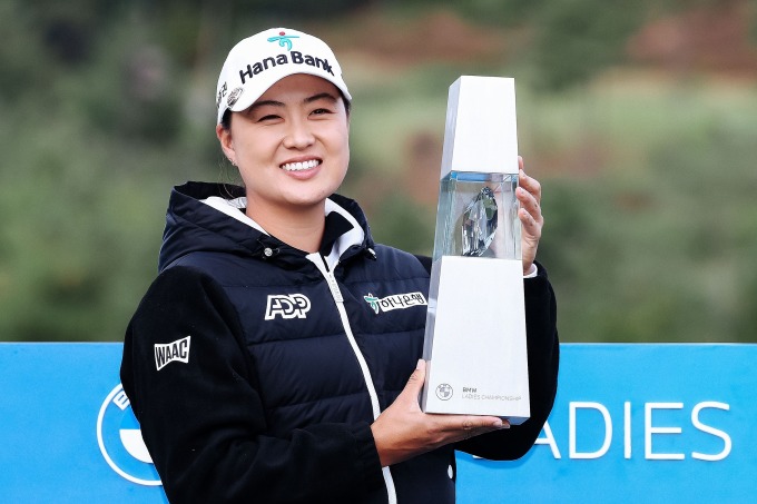 イ・ミンジ選手は10月22日にBMW女子選手権のトロフィーを掲げた。写真: LPGA