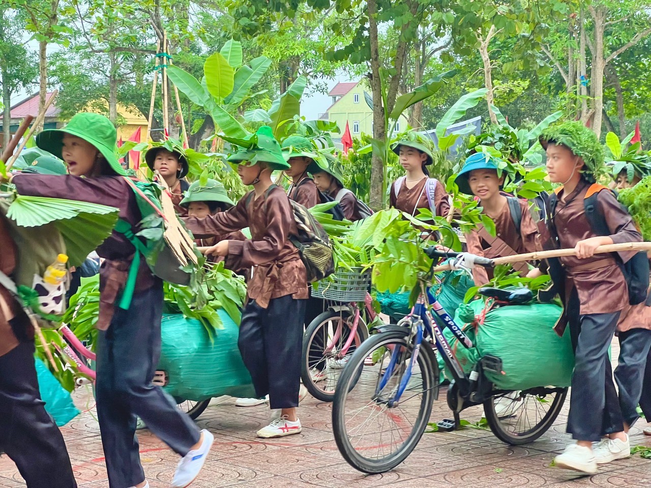 Les enfants de Ha Tinh sont fiers d'être les « petits soldats de Dien Bien » photo 2