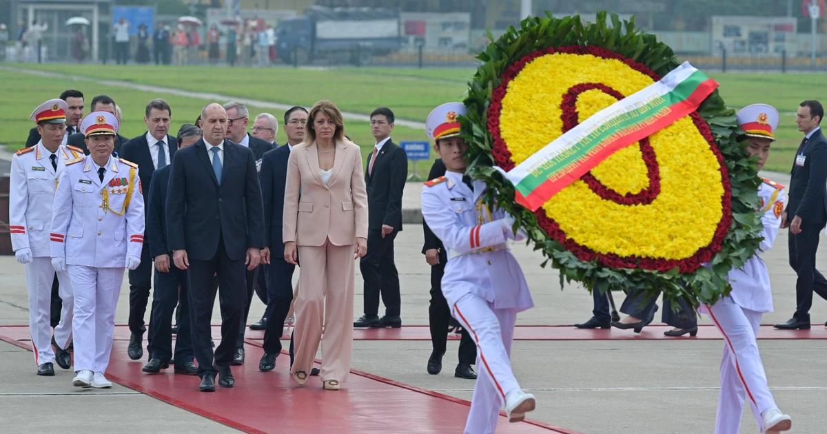 [Ảnh] Tổng thống Bulgaria Rumen Radev và Phu nhân đặt vòng hoa tưởng niệm Chủ tịch Hồ Chí Minh