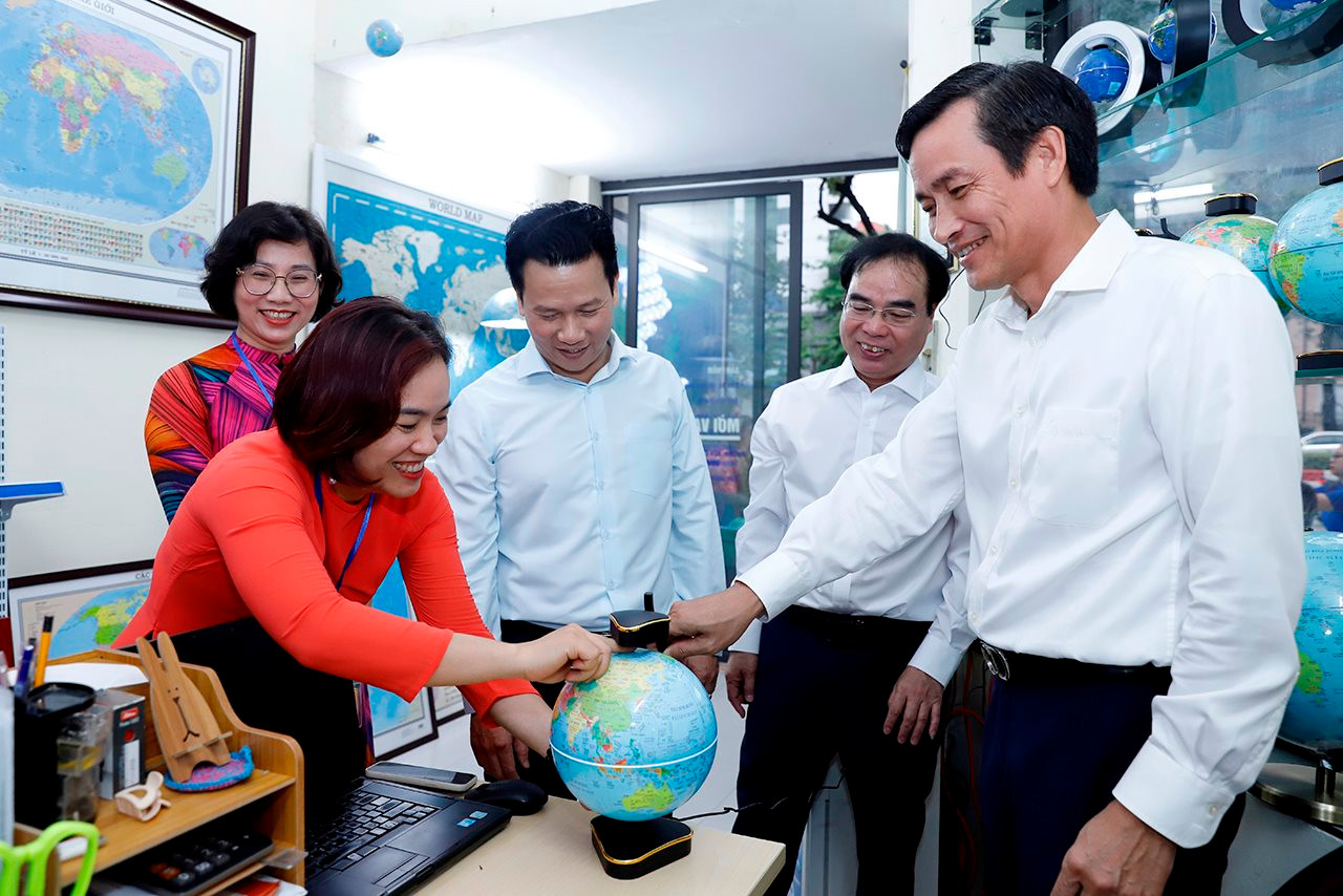 small_20240415-bo-truong-trao-qd-nxb-32.jpg