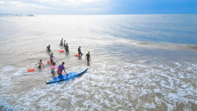 VĐV chủ nhà bơi thử ở bãi biển Bikini Beach.