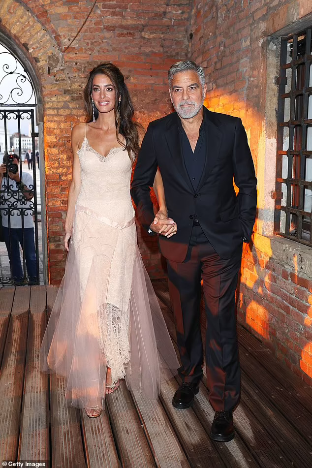 Tài tử George Clooney bám vợ không rời tại Venice - Ảnh 6.
