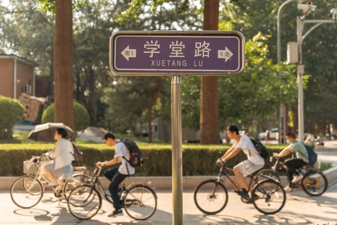 学生たちは清華大学の講堂まで自転車で向かいます。写真: 清華大学