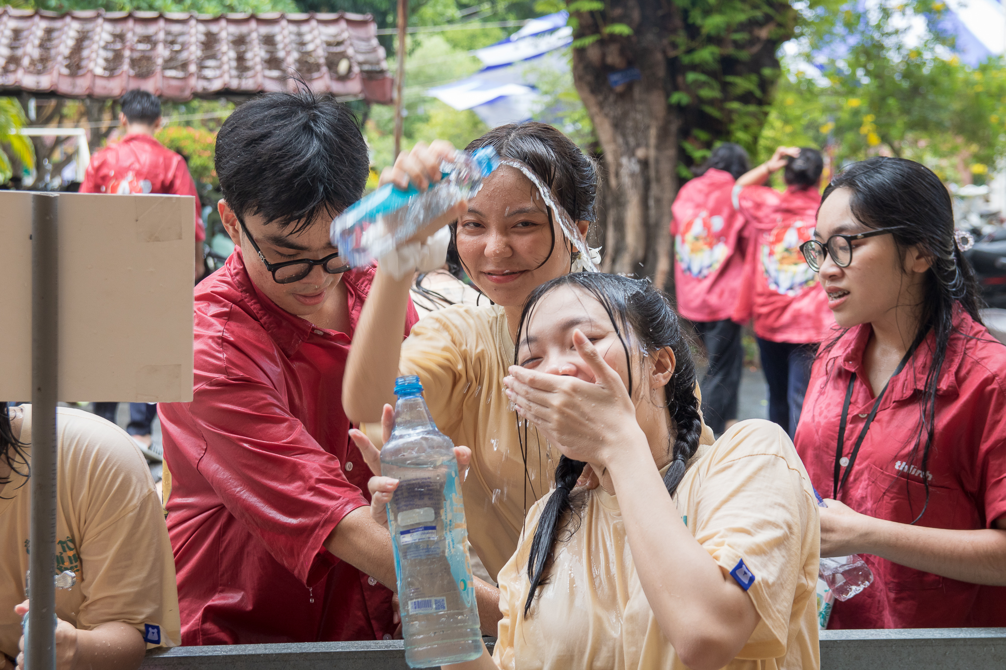 Học sinh Trường THPT Nguyễn Thị Minh Khai 'quẩy hết nấc' trong ngày chia tay - Ảnh 3.