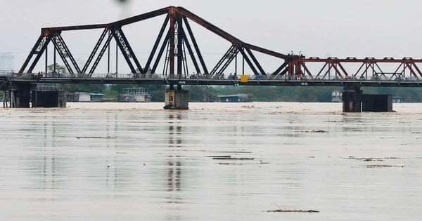 Vista de cerca de las aguas de la inundación del río Rojo llegando al muelle del puente Long Bien, Chuong Duong