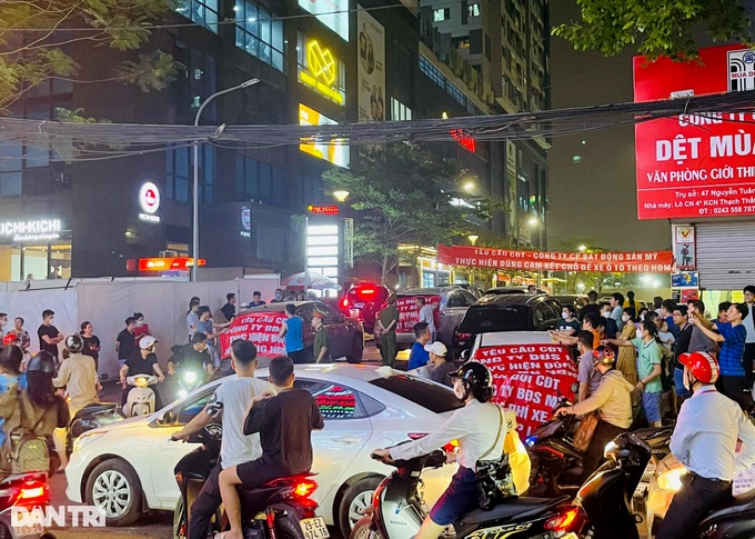 Cư dân TNR Gold Season dàn ô tô, căng băng rôn phản đối tăng phí gửi xe - 1