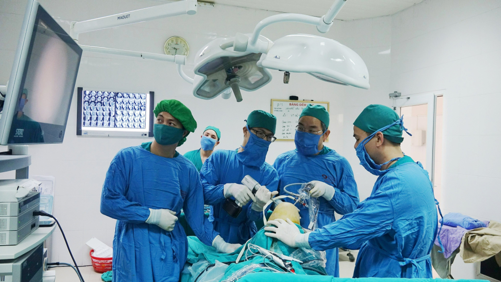 Doctors of the Orthopedic Trauma Department of Bai Chay Hospital re-examine a patient who had a hip replacement. Photo provided by Bai Chay Hospital.