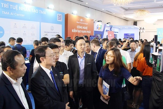 Delegates visit the exhibition area introducing artificial intelligence products. Photo: Thanhuytphcm.vn