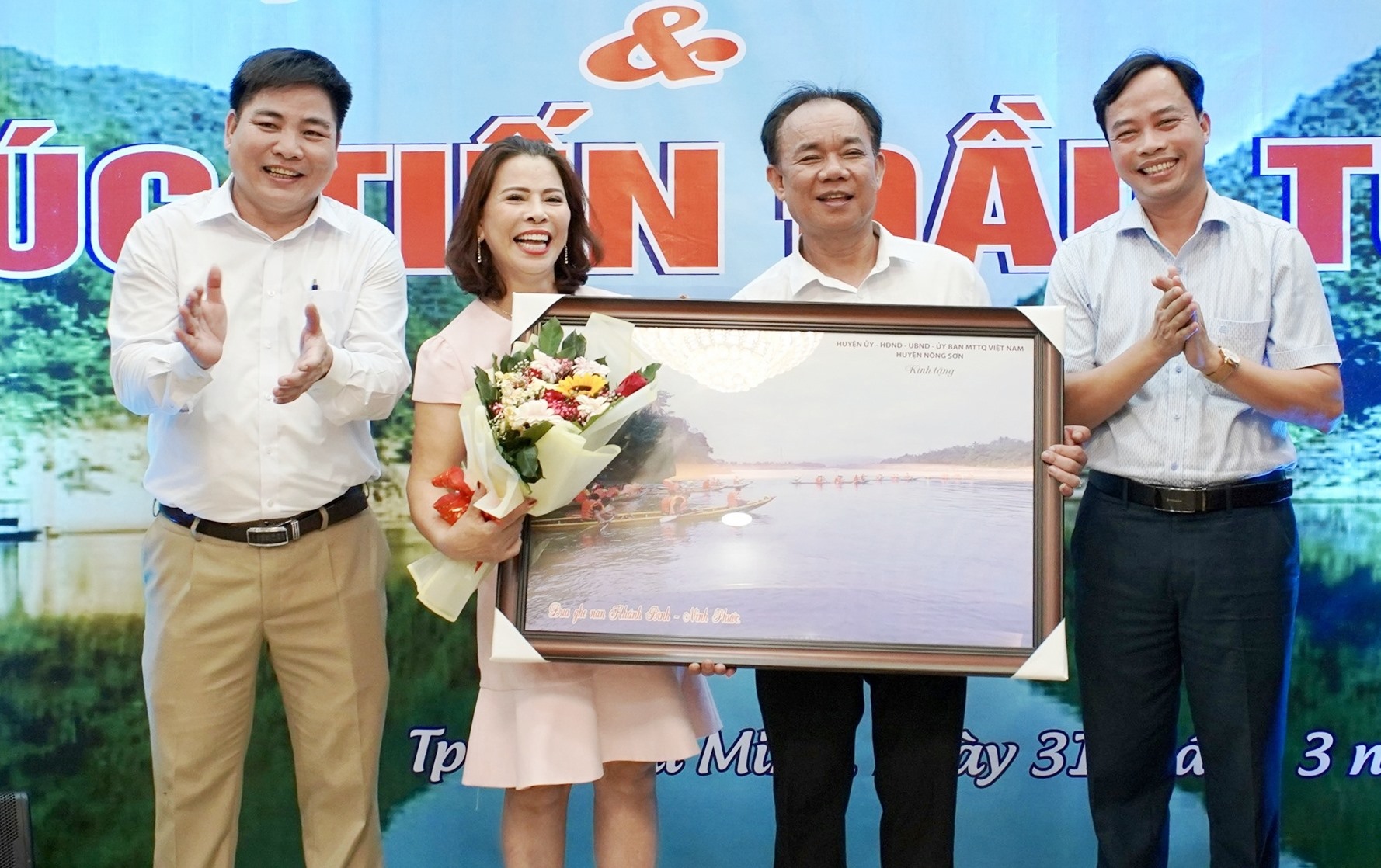 Nong Son district leaders presented gifts of gratitude to businesses that have made many contributions to the district in recent times. Photo: TAM LE